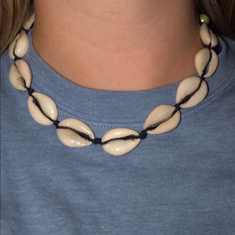 HANDMADE COWRIE SHELL NECKLACE